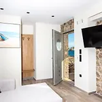 Black Rocks Family, Luxury Seafront Maisonette * Agios Gordios (Corfu)