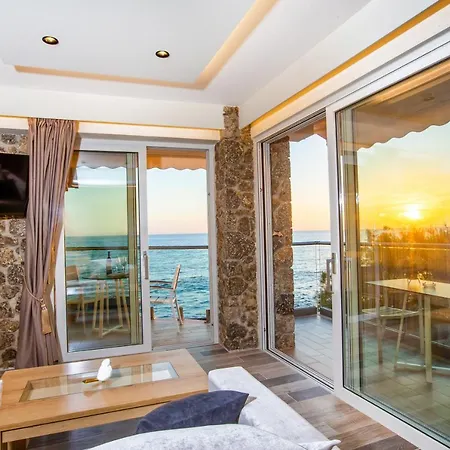 Semesterbostad Black Rocks Family, Luxury Seafront Maisonette