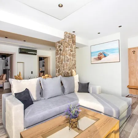 Black Rocks Family, Luxury Seafront Maisonette *