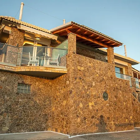 Black Rocks Family, Luxury Seafront Maisonette