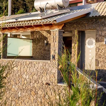 Casa de Férias Black Rocks Family, Luxury Seafront Maisonette Agios Gordios (Corfu)