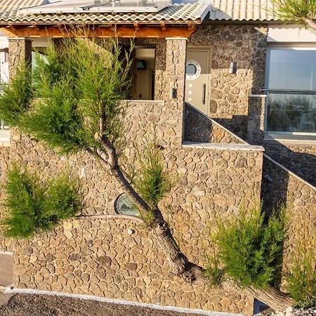 Black Rocks Family, Luxury Seafront Maisonette * Agios Gordios (Corfu)
