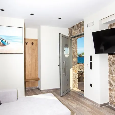 Black Rocks Family, Luxury Seafront Maisonette * Agios Gordios (Corfu)