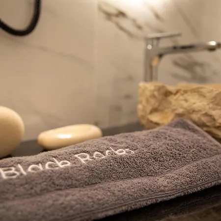 Casa de Férias Black Rocks Family, Luxury Seafront Maisonette Agios Gordios (Corfu)