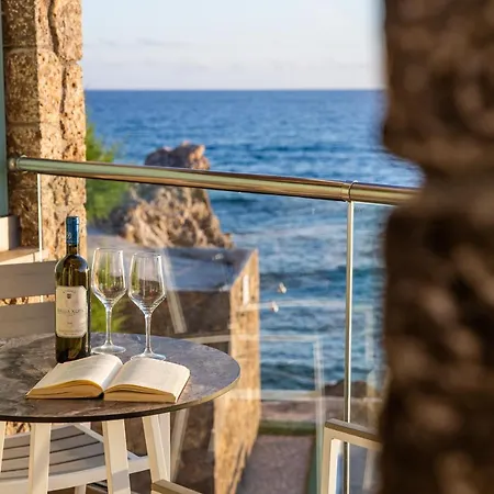Black Rocks Family, Luxury Seafront Maisonette *