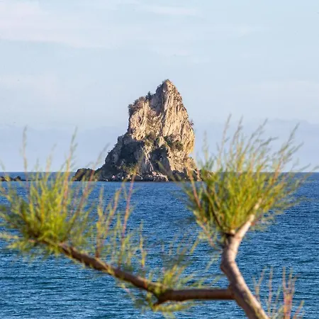 Black Rocks Family, Luxury Seafront Maisonette Case de vacanță
