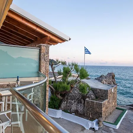 Black Rocks Family, Luxury Seafront Maisonette * Agios Gordios (Corfu)