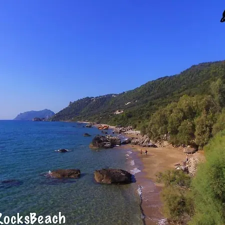 Black Rocks Family, Luxury Seafront Maisonette *