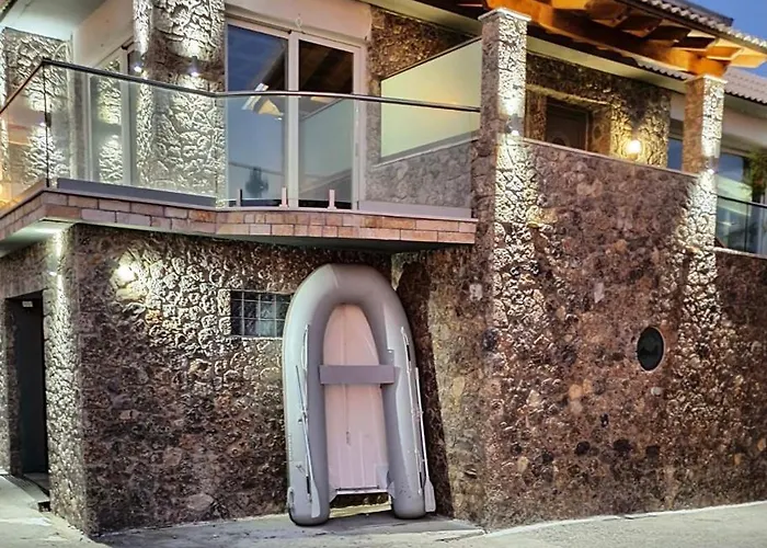 Σπίτι διακοπών Black Rocks Family, Luxury Seafront Maisonette *