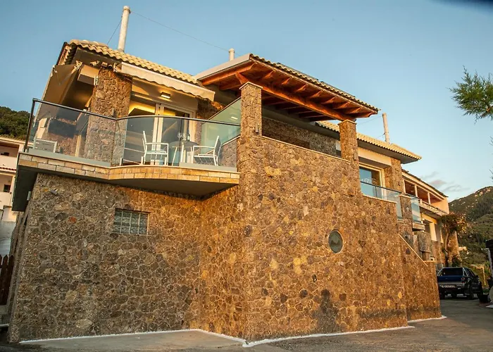 Black Rocks Family, Luxury Seafront Maisonette