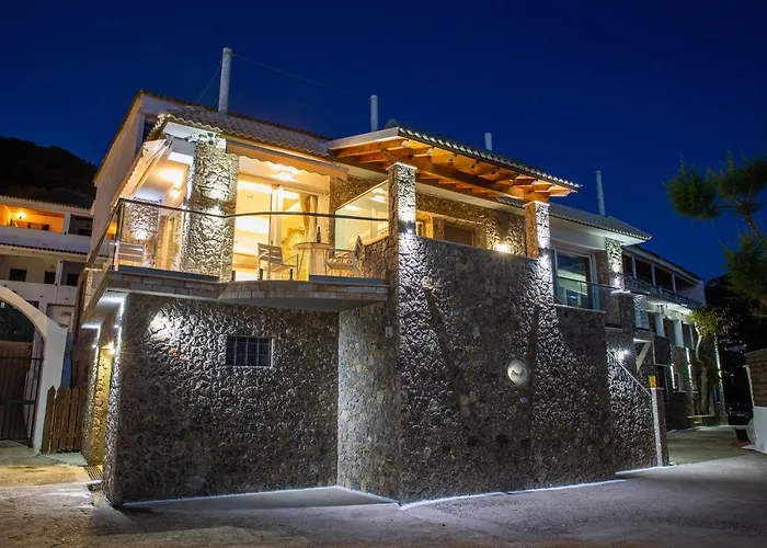 Black Rocks Family, Luxury Seafront Maisonette *