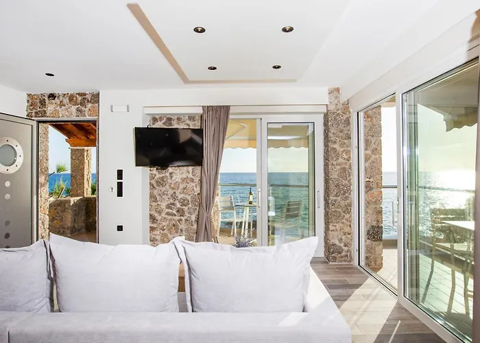 Σπίτι διακοπών Black Rocks Family, Luxury Seafront Maisonette *