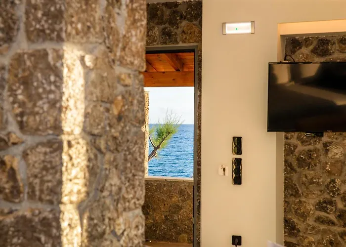 Black Rocks Family, Luxury Seafront Maisonette Tatil Evi Agios Gordios (Corfu)