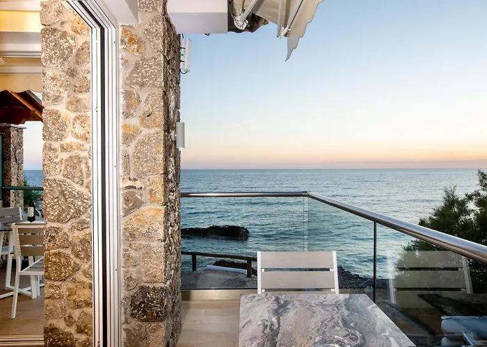 Black Rocks Family, Luxury Seafront Maisonette Tatil Evi *