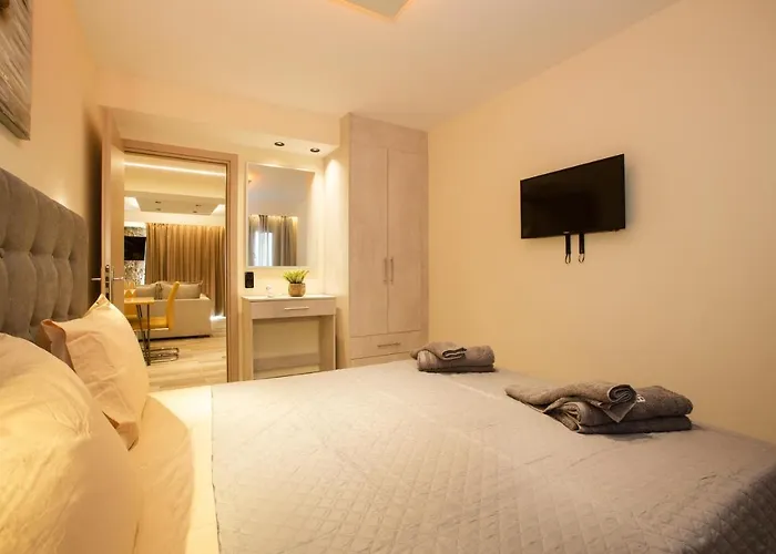 Σπίτι διακοπών Black Rocks Family, Luxury Seafront Maisonette