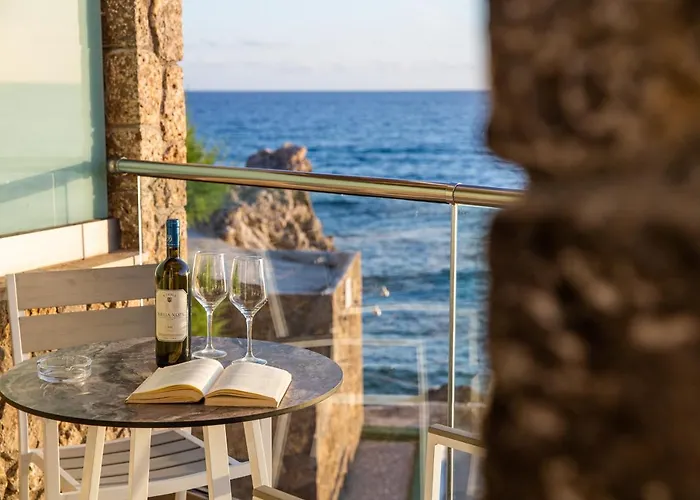Black Rocks Family, Luxury Seafront Maisonette *