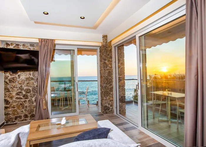 Σπίτι διακοπών Black Rocks Family, Luxury Seafront Maisonette