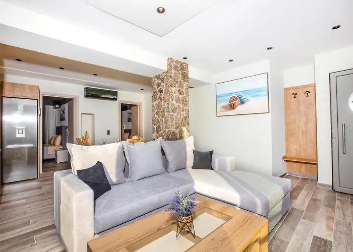 Black Rocks Family, Luxury Seafront Maisonette *