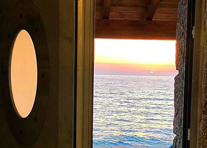 Black Rocks Family, Luxury Seafront Maisonette Tatil Evi *