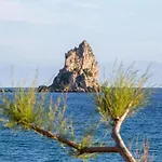 Black Rocks Family, Luxury Seafront Maisonette Dom wakacyjny