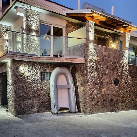 펜션 Black Rocks Family, Luxury Seafront Maisonette *