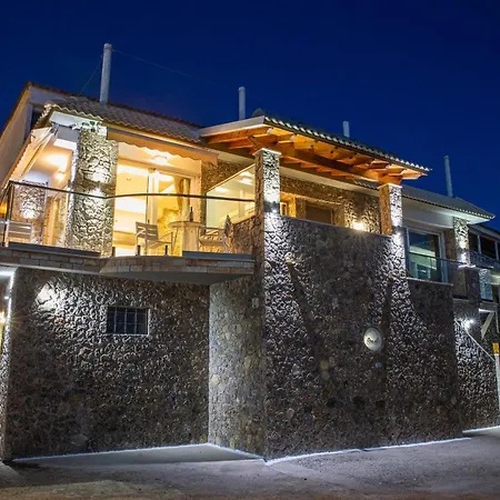 Black Rocks Family, Luxury Seafront Maisonette *