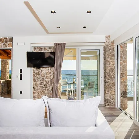 בית נופש Black Rocks Family, Luxury Seafront Maisonette *