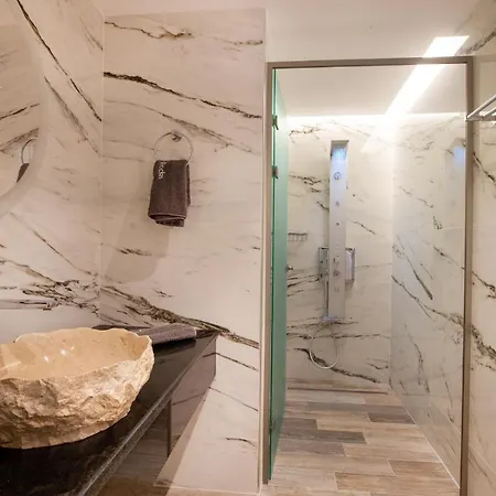 Black Rocks Family, Luxury Seafront Maisonette Сasa de vacaciones *