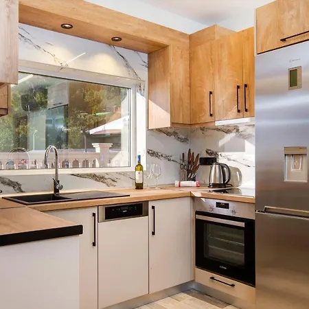 Black Rocks Family, Luxury Seafront Maisonette Сasa de vacaciones