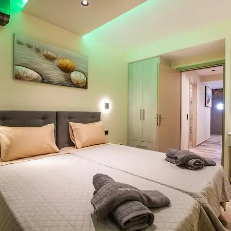 Black Rocks Family, Luxury Seafront Maisonette