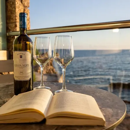 Black Rocks Family, Luxury Seafront Maisonette בית נופש *