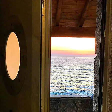 Black Rocks Family, Luxury Seafront Maisonette Сasa de vacaciones *