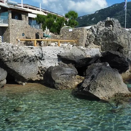 בית נופש Black Rocks Family, Luxury Seafront Maisonette