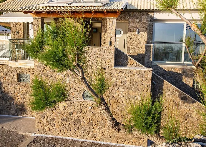 Black Rocks Family, Luxury Seafront Maisonette * Agios Gordios (Corfu)