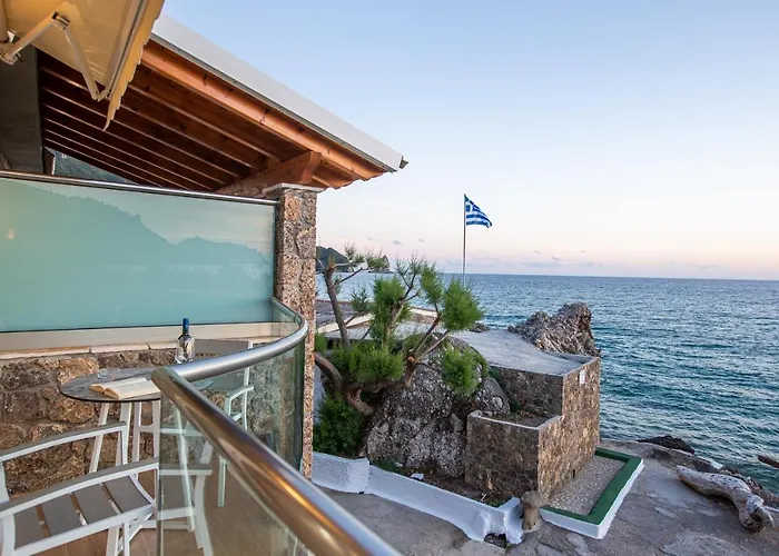 Black Rocks Family, Luxury Seafront Maisonette * Agios Gordios (Corfu)